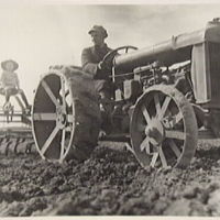 SLM M002662 - Vingåkers första traktor inköptes till Vannala år 1917 av Anton Raquette.