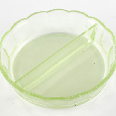 SLM 31297, 31298 - Två runda serveringsskålar av ljusgrönt glas, från Kinger i Vansö socken