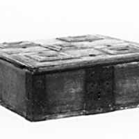 SLM 1677 - Ekskrin med fyllningar på locket och ciselerade beslag, från Lunda socken
