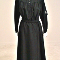 SLM 31030 1 - Klänning, högtidsdräkt för sköterska av svart tuskaftad ylle, 1960-tal