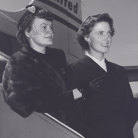 SLM P12-1425 - Ebba von Eckermann möter Kay Marten vid flygplan i Chicago 1952