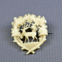 SLM 9952 - Brosch av ben eller elfenben, utskuret motiv med hjort