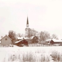 SLM M028196 - Mariefreds kyrka i bakgrunden av några bostadshus