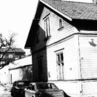SLM M020594 - Hus och bilar vid Stallbacksgränd i Nyköping, 1972