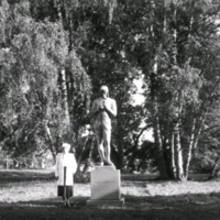 SLM M032662 - Skulptrisen Gerda Spinchorn,vid sin Linné-staty år 1949