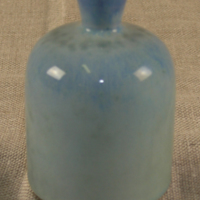 SLM 28077 - Vas av stengods, blågrå/grön glasyr, Berndt Friberg