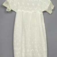 SLM 30194 - Flickklänning av vit bomullsvoile med broderier, ca 1924
