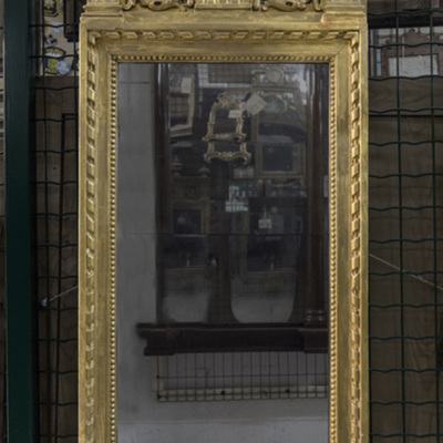 SLM 3585 - Gustaviansk spegel med förgylld ram och fristående dekorationer