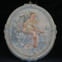 SLM 7633 - Relief av målat porslin, kvinnofigur