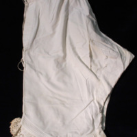 SLM 12400 2 - Benkläder, underbyxor av vit bomull, brodyrvolang