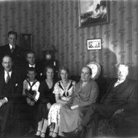 SLM X10-214 - Grupporträtt på en familj i en salong