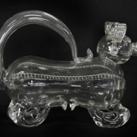 SLM 774 - Brännvinsflaska av glas, i form av en hund, från Berga Tuna i Tuna socken