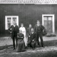 SLM M032861 - Familjen Haag, mor och far, Ivar, Elna, Hugo och Rickard, Vallby kvarn i Husby-Oppunda ca 1918