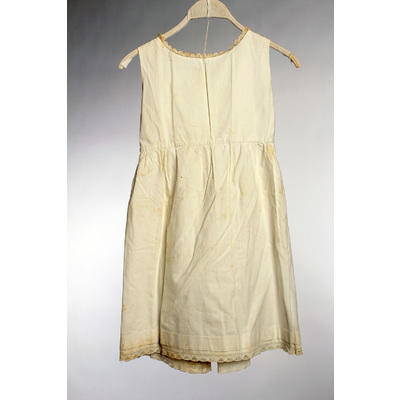 SLM 11704 - Vit ärmlös underklänning av bomullslärft, avskuren midja och rynkad kjol, ca 1900