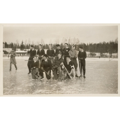 SLM P2020-0435 - Bandylag vid Solbacka Läroverk, 1932