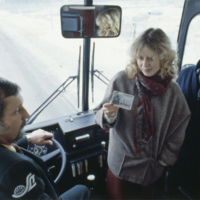 SLM SB13-743 - Påstigande passagerare visar busskort
