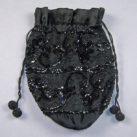 SLM 22684 - Väska av svart siden klädd med tyll och dekorerad med paljetter och pärlor