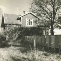 SLM M011980 - Råsta i Kila socken, med bikupor, foto år 1947