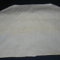 SLM 6312 - Fruntimmersmössa för gift kvinna av vit bomull, Österåkers högtidsdräkt