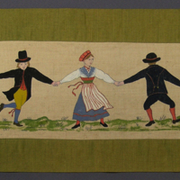 SLM 11322 - Bonad av linne med grön kant, midsommardans i Dalarna, från Stigtomta