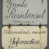 SLM 30223 1-2 - Två målade skyltar som använts vid Gamla Residenset, Nyköpingshus