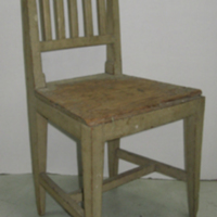 SLM 3364 - Vitmålad stol med spjälor i ryggen, kommer från Ekeby i Forssa socken