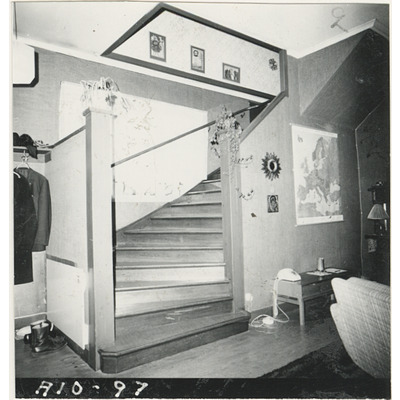 SLM A10-97 - Hallen med trappan upp till övervåningen.