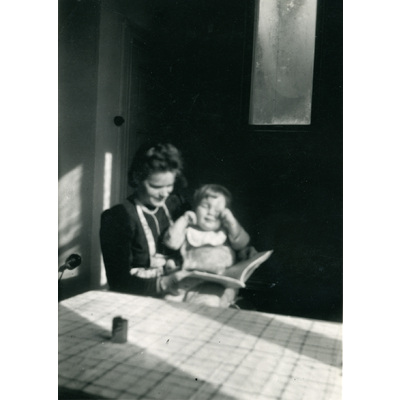SLM P2022-1052 - Henrik Tandefelt i knät på sin mor Margherita, år 1944