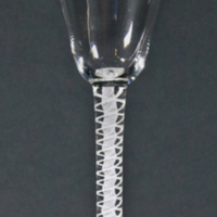 SLM 2417 - Spetsglas på hög fot med vit glasspiral i benet, från Nyköping