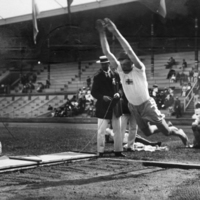 SLM P07-1823 - Vykort, Olympiska spelen i Stockholm 1912, Gustaf Malmsten i stående längdhopp.