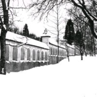 SLM Ö354 - Trädgårdsmuren vintertid vid Ökna säteri i Floda socken