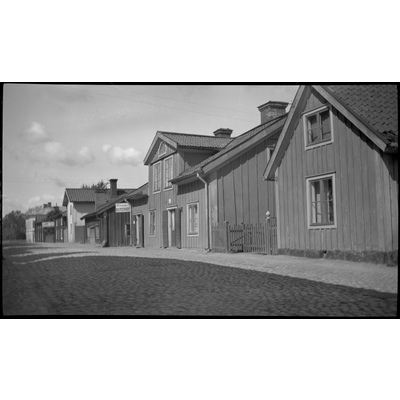 SLM X61-78 - Norra sidan av Östra Kvarngatan nr 1-11 i Nyköping på 1920-talet