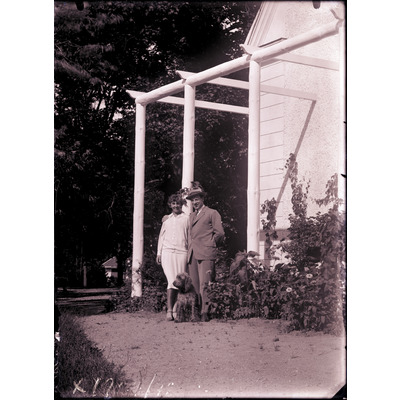 SLM X1924-78 - Par i trädgård med hund