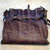 SLM 18000 2287 - Börs med knytband av läder, medeltid
