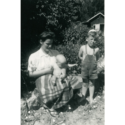SLM P2022-1056 - Margherita, Marika och Henrik Tandefelt i en trädgård, 1940-tal