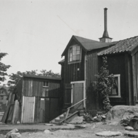 SLM X187-78 - Källgården i Nyköping efter flygelbyggnadens rivning omkring 1920
