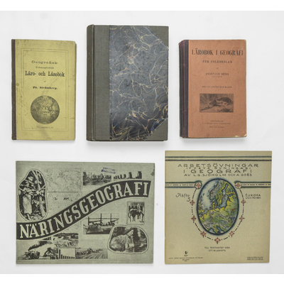 SLM 59481 1-5 - Fem skolböcker i geografi från Strängnäs skolor 1865-1955