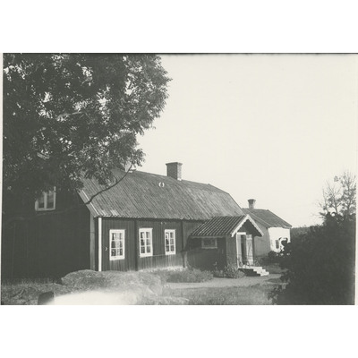 SLM X102-80 - Gammal stuga vid Aspö kyrka (gamla skolan).