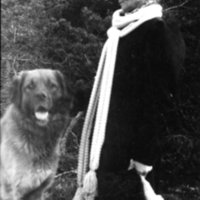 SLM P09-1557 - Hilda Hedin gift Lundqvist (1858-1944) med en stor hund