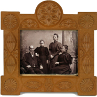 SLM 36267 - Kabinettfoto i dekorerad träram, familjen Aspelin år 1895