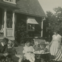 SLM P11-5786 - Familjen Indebetou ute i trädgården vid sommarhuset Mörkhulta 1931