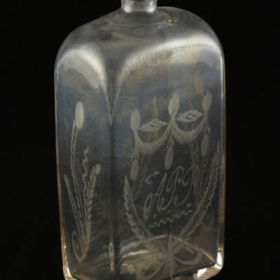 SLM 3723 - Brännvinsflaska av glas med etsad dekor, daterad 1844, från Flens socken