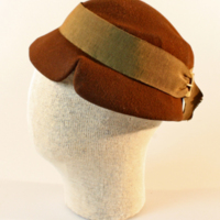 SLM 12415 9 - Hatt av brunt tyg, prydd med ripsband och spänne, 1940-tal