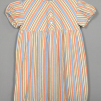 SLM 27450 - Flickklänning av randigt bomullstyg, med puffärm