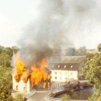 SLM M029072 - Karlsfors Kvarn bränns ned av brandkåren den 29/8 1973 trots stora protester från Nyköpingsborna