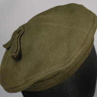SLM 37119 - Hatt, basker av brunt ylletyg prydd med band, 1950-tal