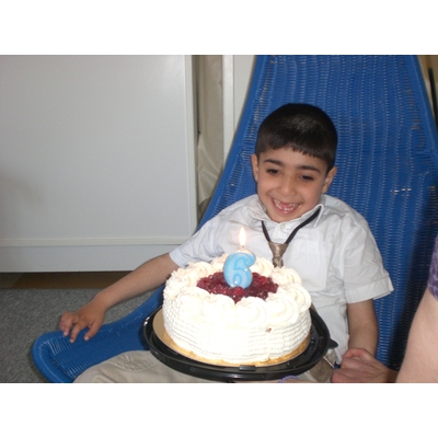 SLM D2023-0451 - Hisham Bahlo firas med tårta på sin 6-års dag