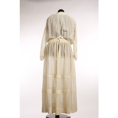 SLM 11718 - Tvådelad klänning av vit voile med hålsöms- och plattsömsbroderier, 1910-tal