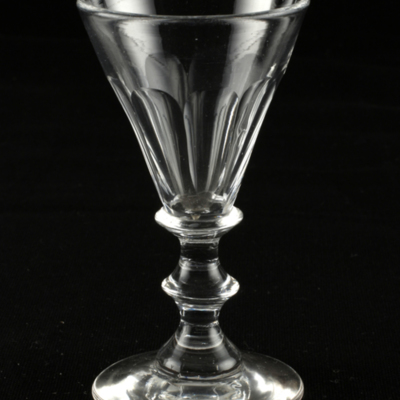 SLM 10113 1-2 - Spetsglas med slipad dekor, från 1800-talets senare del