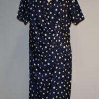 SLM 33924 - Mörkblå klänning med vita prickar, 1940-tal
